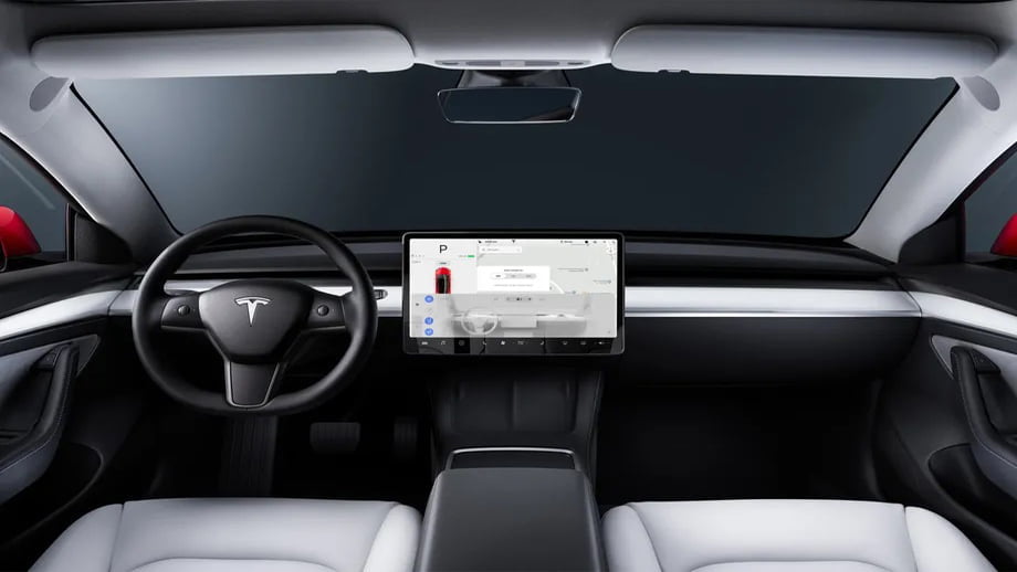 टेस्लाद्वारा इन-कार क्यामरामार्फत् अटो पाइलट ड्राइभरको अनुगमन गर्न शुरु