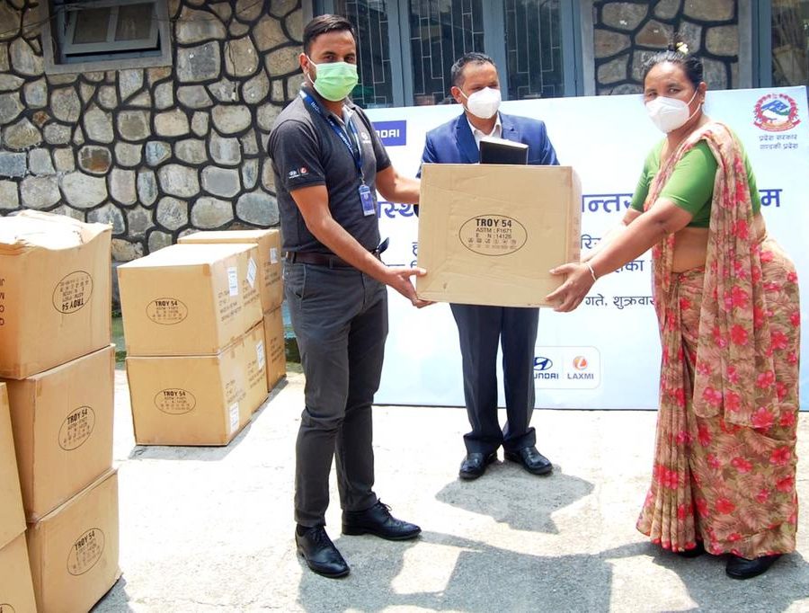 हुण्डाईद्धारा ५० लाख बराबरका स्वास्थ्य सामग्रीहरु हस्तान्तरण