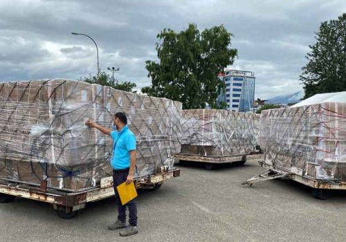 विश्व बैकको सहयोगमा खरिद गरिएका ९८२ थान अक्सिजन कन्सन्ट्रेटर सरकारलाई हस्तान्तरण