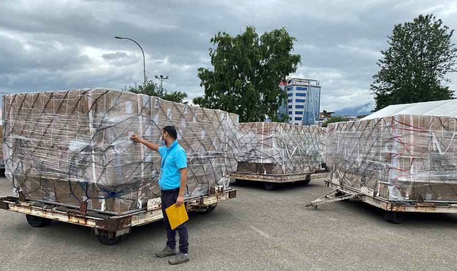 विश्व बैकको सहयोगमा खरिद गरिएका ९८२ थान अक्सिजन कन्सन्ट्रेटर सरकारलाई हस्तान्तरण