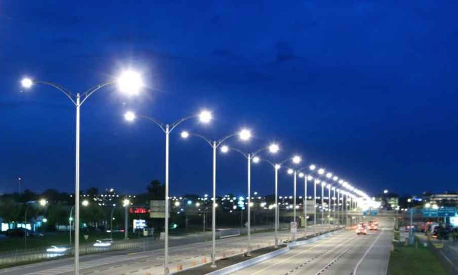 धनगढीका सडकमा स्मार्ट बत्ती जडान गरिँदै