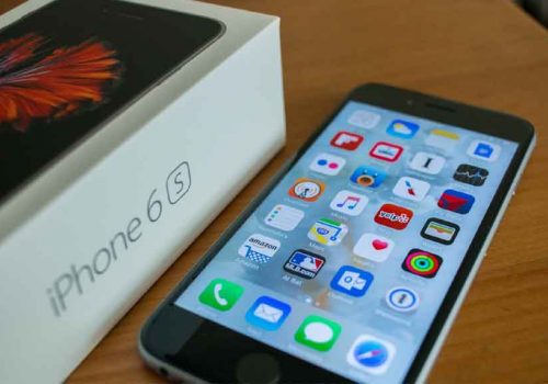 एप्पलको ‘ब्याट्रीगेट’ सम्झौता अन्तरगत आईफोन धनीलाई रकम फिर्ता दिँदै