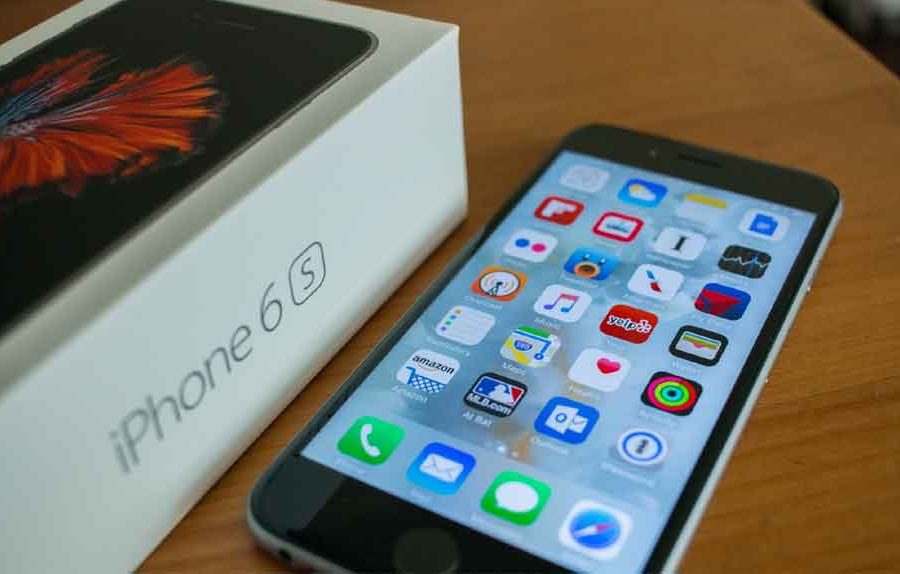 एप्पलको ‘ब्याट्रीगेट’ सम्झौता अन्तरगत आईफोन धनीलाई रकम फिर्ता दिँदै