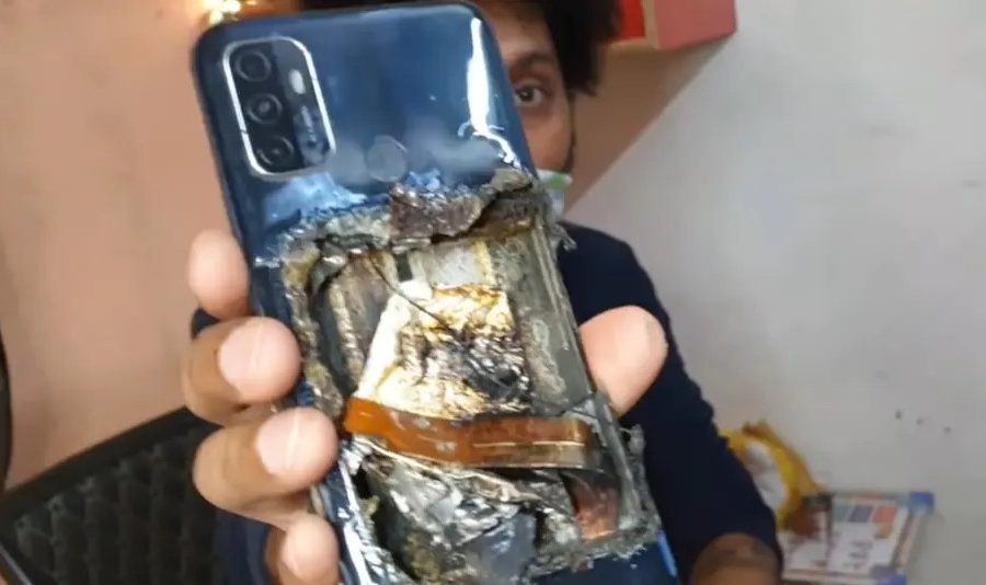 जब अटो चलाईरहेको बेलामा गोजीमा ओपो ए५३ स्मार्टफोन पड्कियो