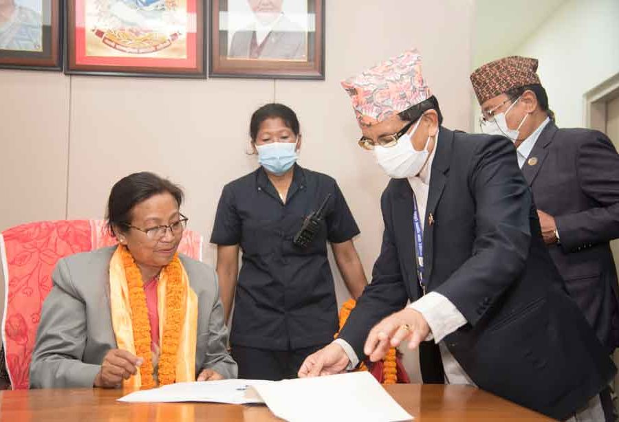 नवनियुक्त सञ्चार मन्त्रीद्धारा पद बहाली, जनतालाई हात हातमा सरकारी सेवा पुर्याउन आव्हान