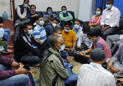 किन थुने नेपाल टेलिकमका कर्मचारीहरुले प्रबन्ध निर्देशक अधिकारीलाई कार्यकक्षमा ? यस्तो छ कारण