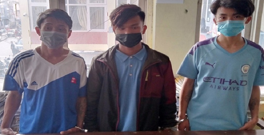 बाटोमा मोबाइल लुटेर भाग्ने समूह पक्राउ