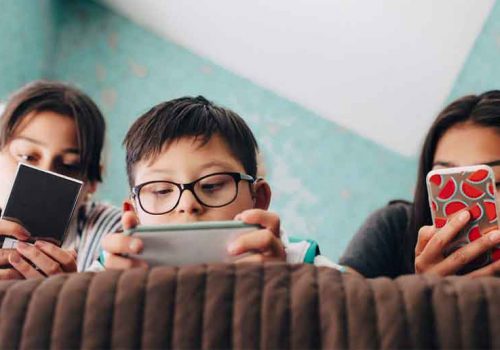 बालबालिकाले अनलाइन सामग्री हेर्नुअघि सावधानी अपनाउनुपर्ने एक अध्ययनको दाबी