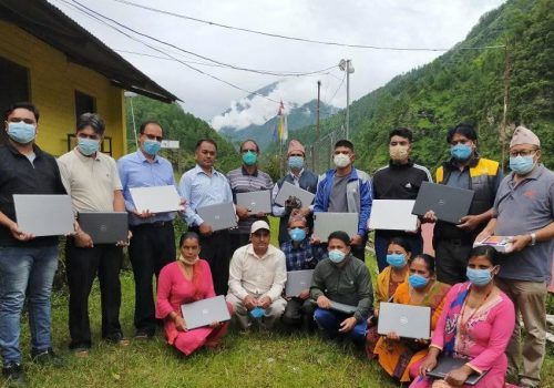 अनलाइन कक्षा चलाउन शिक्षकलाई ल्यापटप