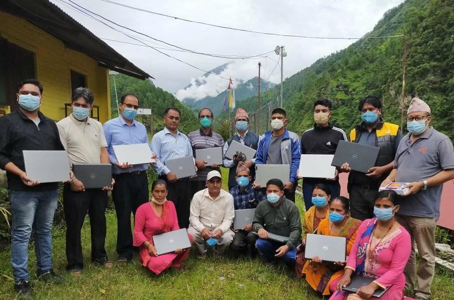 अनलाइन कक्षा चलाउन शिक्षकलाई ल्यापटप