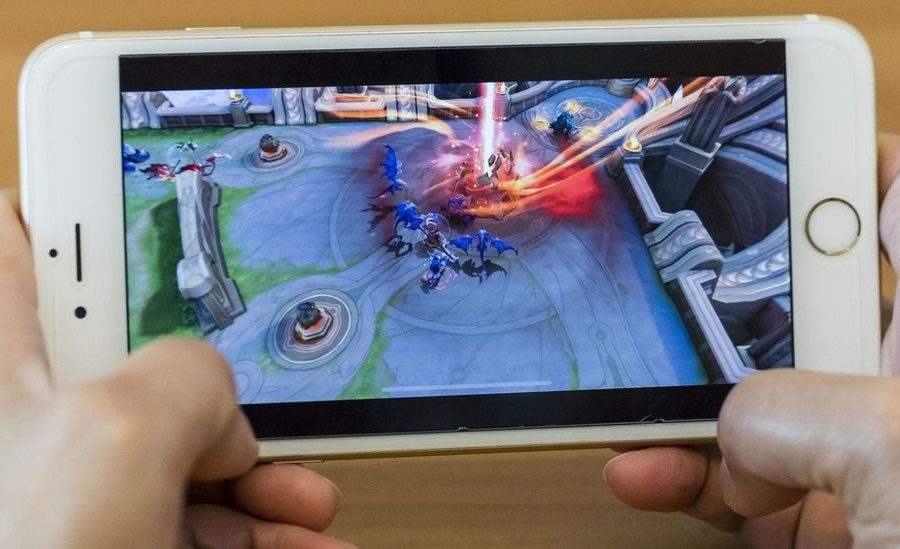 चीनको ‘मध्यरात्रि गस्ती’ ले कम उमेरका युवा खेलाडीहरूलाई मोबाइल गेम खेल्न रोक्ने