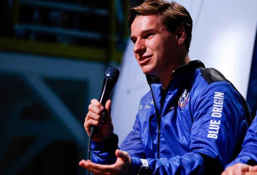जेफ बेजोससँगै अन्तरिक्ष यात्रामा गएका डच युवाले अमेजनबाट कहिल्यै अर्डर नगरेको खुलासा