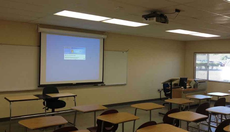 सरकारी विद्यालयमा प्रोजेक्टरमार्फत पढाउने तयारी