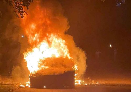 चालकले चलाईरहेको बेला टेस्लाको सबैभन्दा माथिल्लो श्रेणीको कारमा आगलागी