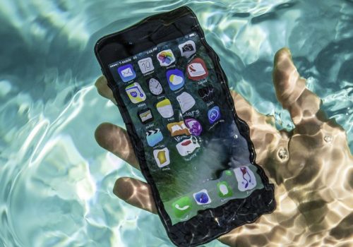 वर्षामा तपाईँको मोबाइल फोनलाई यसरी पानीबाट बचाउनुस्, पानीमा भिजेमा के गर्ने? हेर्नुस् उपायहरु