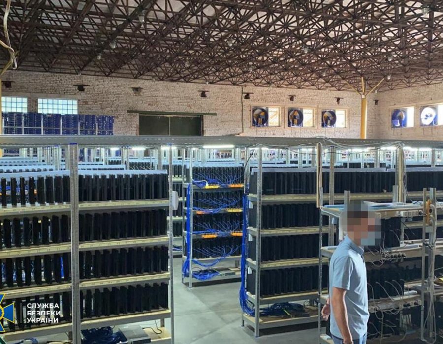 अवैध क्रिप्टोकरेन्सी माइन गरिएका हजारौं प्लेस्टेशन फोर गेम्स कन्सोल युक्रेनमा बरामद