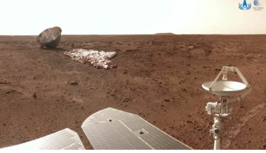 चीनको जुरोङ रोभरले मंगल ग्रहमा आफ्नो प्याराशुट र ब्याकशेल भएको ठाउँमा पुगेर फोटो खिच्यो