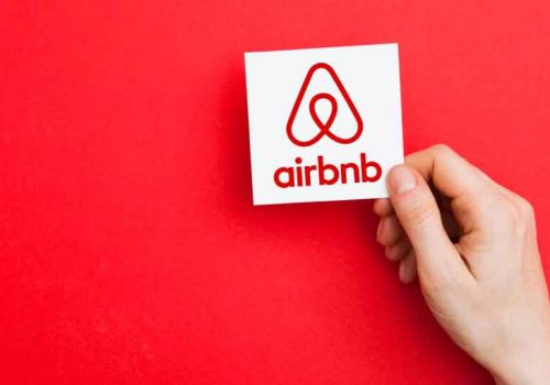 एयरबीएनबीले एक लाख युक्रेनी शरणार्थीहरूलाई निःशुल्क बस्न दिने