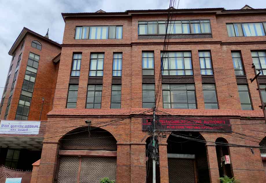 मोबाइल सेवा प्रदायकहरुले बढी शुल्क लिए/नलिएको अनुगमन गर्दै दूरसञ्चार प्राधिकरण