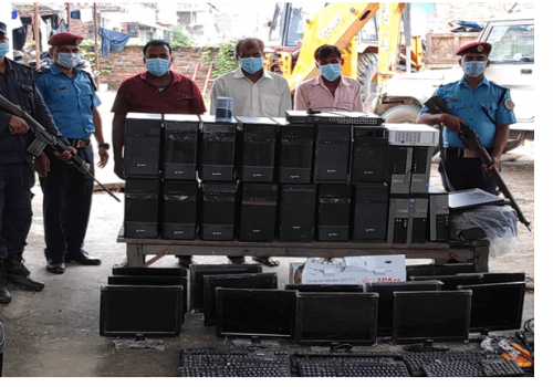 विद्यालयबाट चोरी गरेका कम्प्युटर र ल्यापटपसहित तीन जना पक्राउ