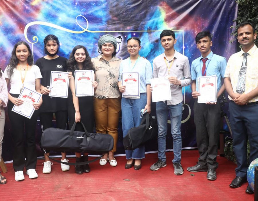 अन्तरिक्ष चित्रकलाका विजयीलाई टेलिस्कोपसहित पुरस्कार