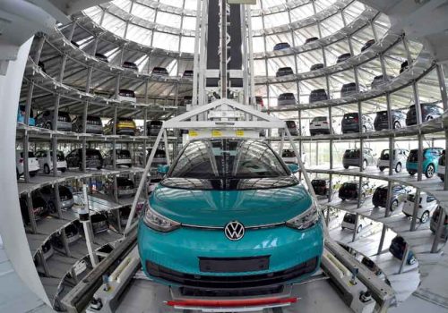 चिप अभावका कारण अटोमेकर फक्सवागनले उत्पादन थप कटौती गर्नसक्ने