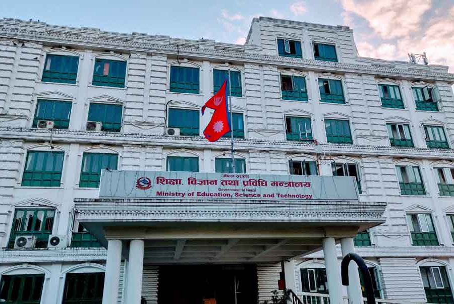 सरकारी पोशाकमा र कार्यालय समयमा टिकटक बनाउन शिक्षकहरुलाई रोक