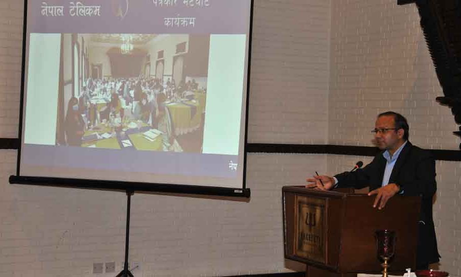 नेपाल टेलिकमको वार्षिक नीति तथा कार्यक्रम बारे जानकारी दिँदै प्रबन्ध निर्देशक डिल्लिराम अधिकारी