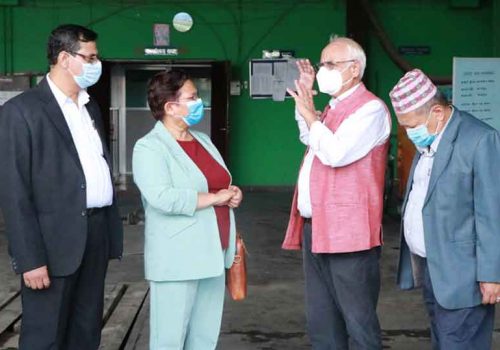 विद्युतीय बस सञ्चालनमा ऊर्जामन्त्रीको चासो