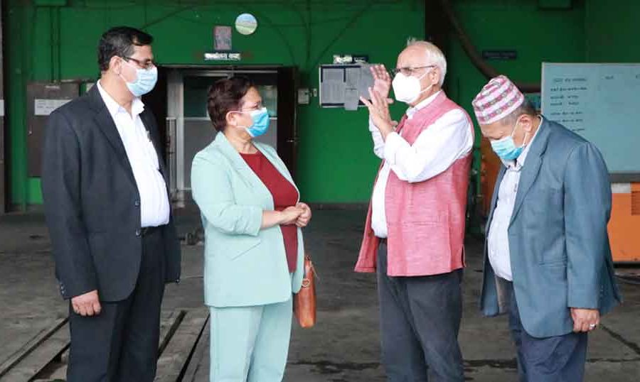 विद्युतीय बस सञ्चालनमा ऊर्जामन्त्रीको चासो