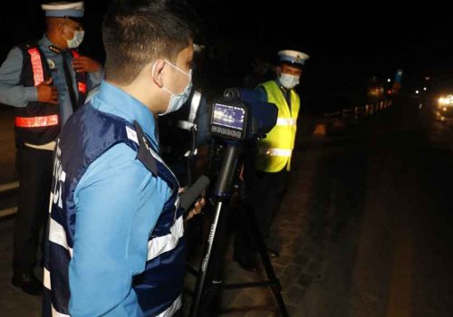 ट्राफिक प्रहरीले प्रयोग गर्न थाल्यो ‘नाइट भिजन लेजर स्पीड गन’ डिभाइस