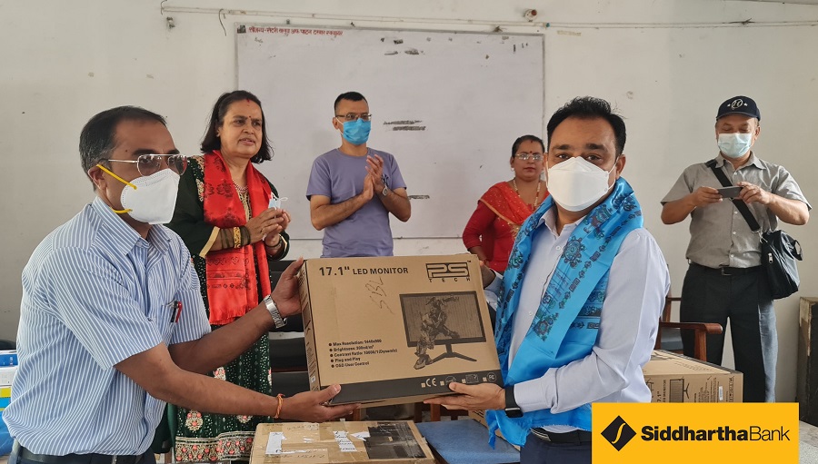 प्रविधिमैत्री शिक्षाका लागि सिद्धार्थ बैंकद्वारा आदर्श कन्या निकेतनलाई कम्प्युटर र प्रिन्टर सहयोग