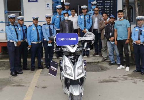 वर्ल्डलिंक कम्युनिकेशन्सद्वारा ट्राफिक प्रहरीलाई विद्युतीय स्कूटर हस्तान्तरण