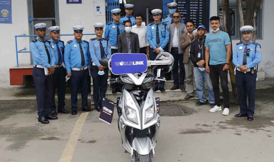वर्ल्डलिंक कम्युनिकेशन्सद्वारा ट्राफिक प्रहरीलाई विद्युतीय स्कूटर हस्तान्तरण