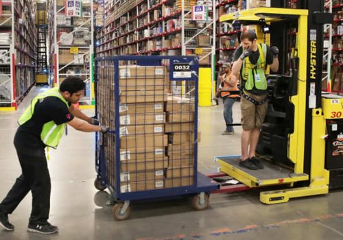 अमेजनले अमेरिकाका आफ्ना समयका आधारमा काम गर्ने कामदारको कलेज शुल्क पुरै तिरिदिने