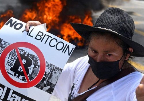 बिटक्वाइनलाई मान्यता दिएको विरोधमा एलसाल्भाडोरमा बृहत् प्रदर्शन, क्रिप्टो मेशिनमा आगजनी
