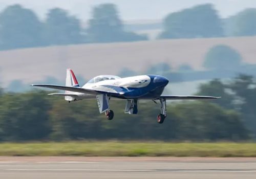 रोल्स रोयसको पूर्ण विद्युतीय विमानद्वारा १५ मिनेटको यात्रा तय