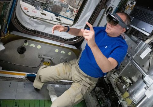 अब नासाका अन्तरिक्षयात्रीले उपकरणहरु मर्मत गर्न अग्मेन्टेड रियालिटीको प्रयोग गर्ने