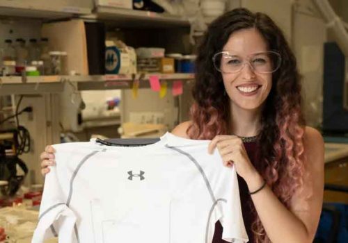 यस्तो छ प्रयोगकर्ताको मुटुको धडकन मापन गर्नसक्ने कन्डक्टिभ कार्बन नानोट्यूब फाइबरयुक्त टिशर्ट