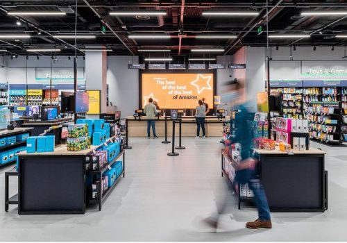 अमेजनले बेलायतमा कर्मचारी आकर्षित गर्न ३,००० पाउण्डसम्म बोनस दिने