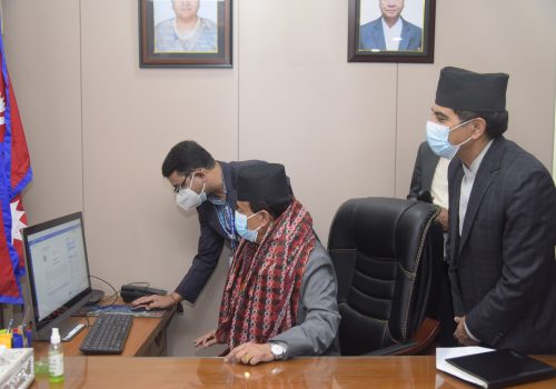 डिजिटल हस्ताक्षर गर्दै नवनियुक्त सञ्चार मन्त्री कार्कीद्धारा पदबहाली