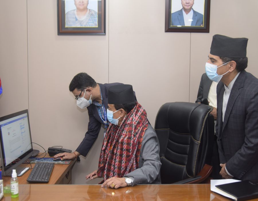 डिजिटल हस्ताक्षर गर्दै नवनियुक्त सञ्चार मन्त्री कार्कीद्धारा पदबहाली