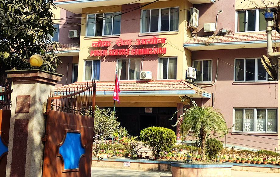 उत्तर पुस्तिकामा आफ्नो मोबाइल नम्बर लेखेर फोन गर्न अनुरोध गरेपछि…