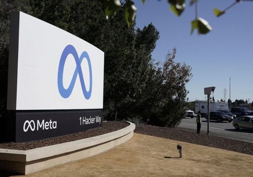 फेसबुकले मेटा स्मार्टवाचमा काम गर्दै, सेल्फीका लागि नचसहितको क्यामरा हुने