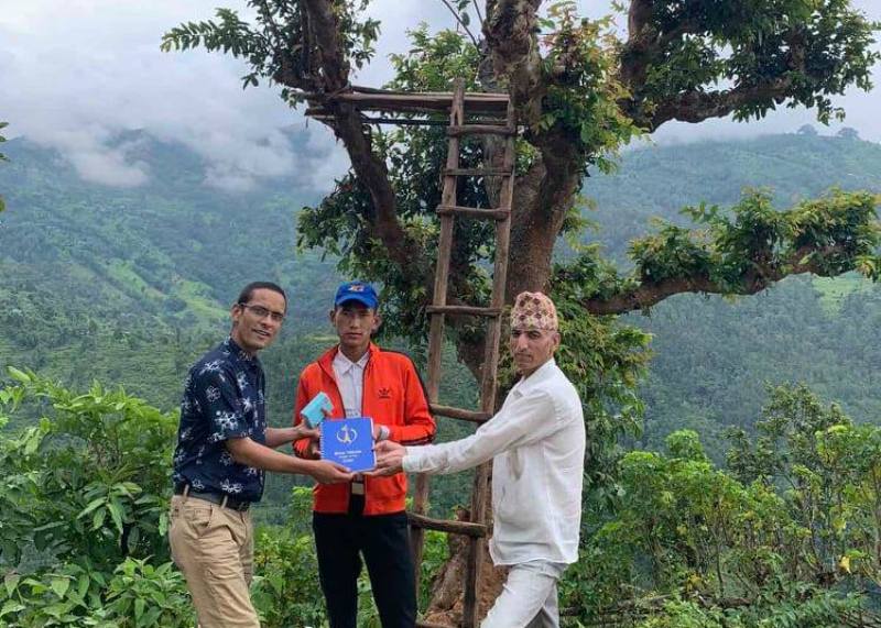 रुखमा डेरा बनाएर अनलाइन कक्षा पढ्ने छात्रलाई नेपाल टेलिकमको पकेट वाईफाई डिभाइस प्रदान