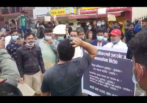 इन्टरनेटको तार काटिदिएपछि कुलमान विरुद्ध नाराबाजी, व्यवसायिक सुरक्षाको माग (हेर्नुस् भिडियो)