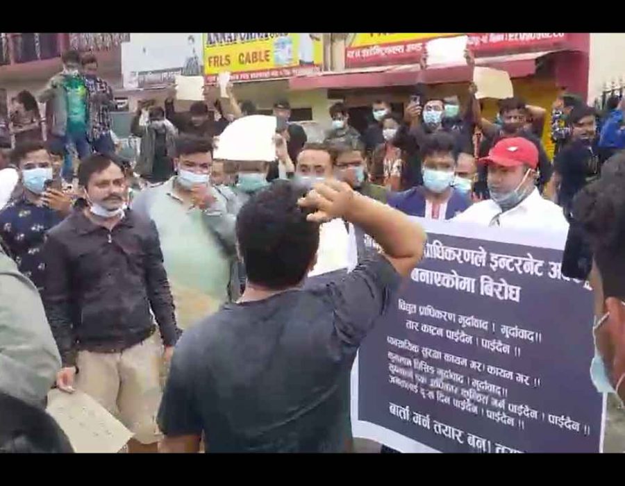 इन्टरनेटको तार काटिदिएपछि कुलमान विरुद्ध नाराबाजी, व्यवसायिक सुरक्षाको माग (हेर्नुस् भिडियो)