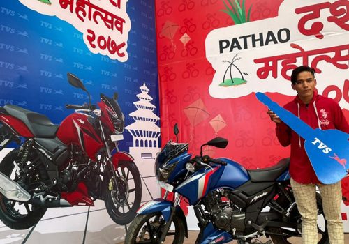 पठाओको दशैं महोत्सवमा साइकलमा फुड डेलिभरी गर्ने कुमार श्रेष्ठले प्राप्त गरे टिभिएस बाइक