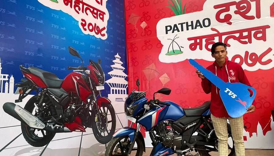 पठाओको दशैं महोत्सवमा साइकलमा फुड डेलिभरी गर्ने कुमार श्रेष्ठले प्राप्त गरे टिभिएस बाइक