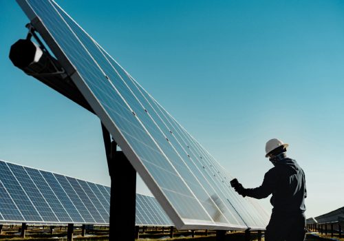 अबुधाबीले मेगा सौर्य परियोजनाको लागि ठेक्का प्रदान गर्यो